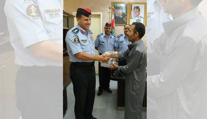 الشرطة الأردنية تكرّم لاجئاً س...