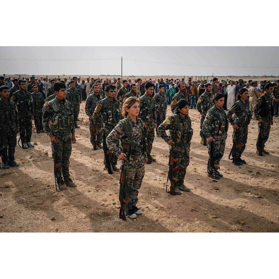 "قسد" تفصل عشرات المعلمين في ا...