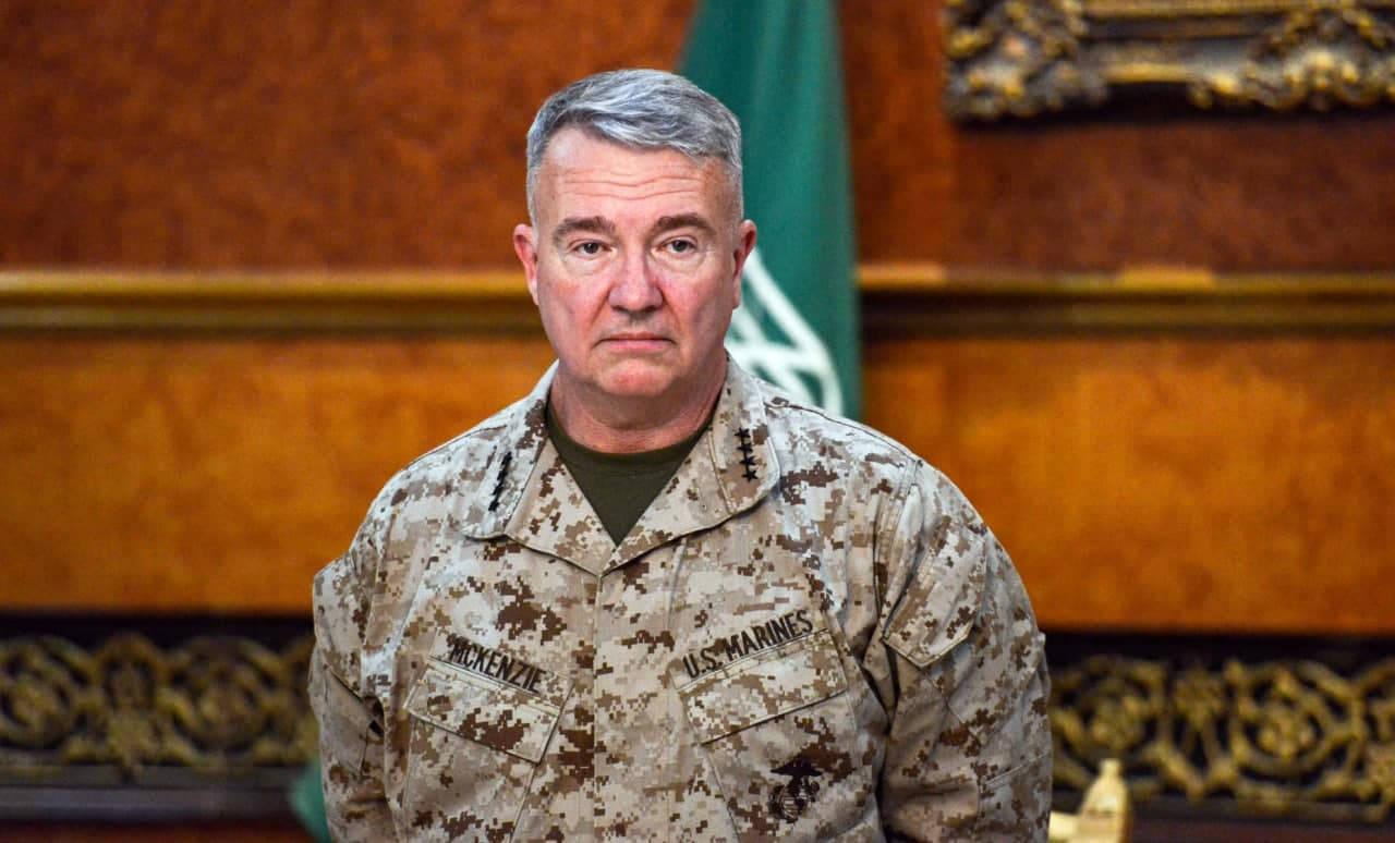 "كينيث ماكينزي" يصف "الأسد" با...