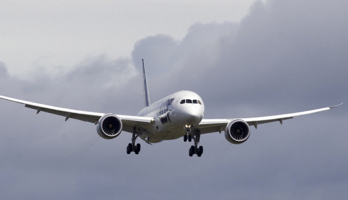 طائرة تقل راكبة واحدة فقط من ا...