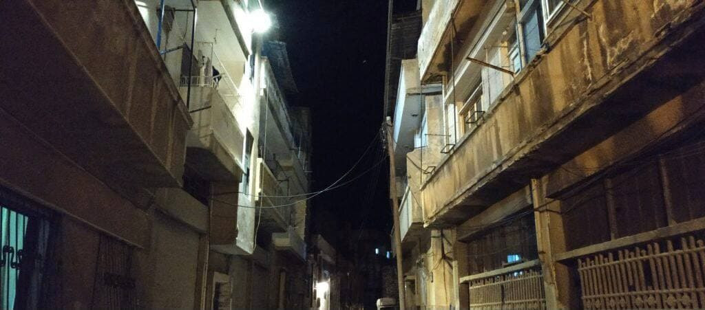 أهالي حي في حمص يتبرعون لإنارة...