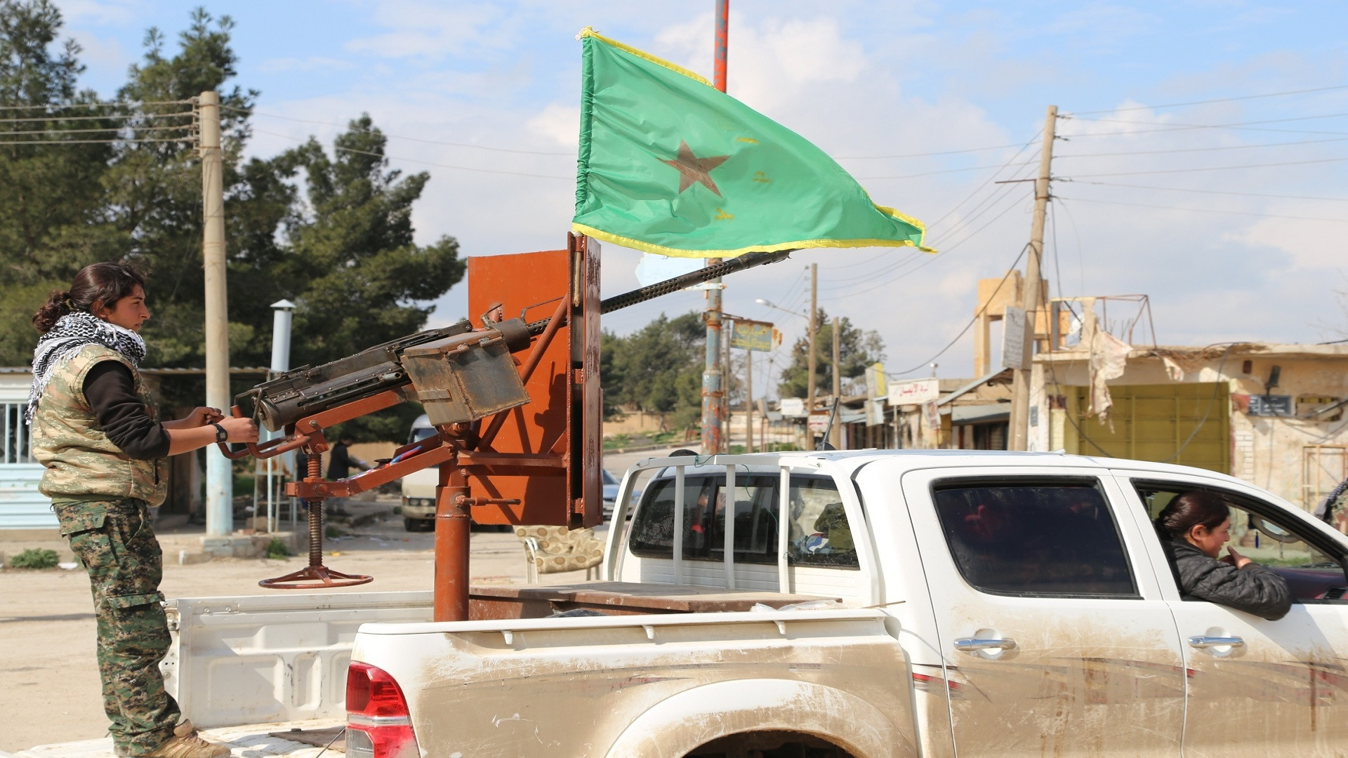 مصادر: اشتباكات بين "قسد" والن...