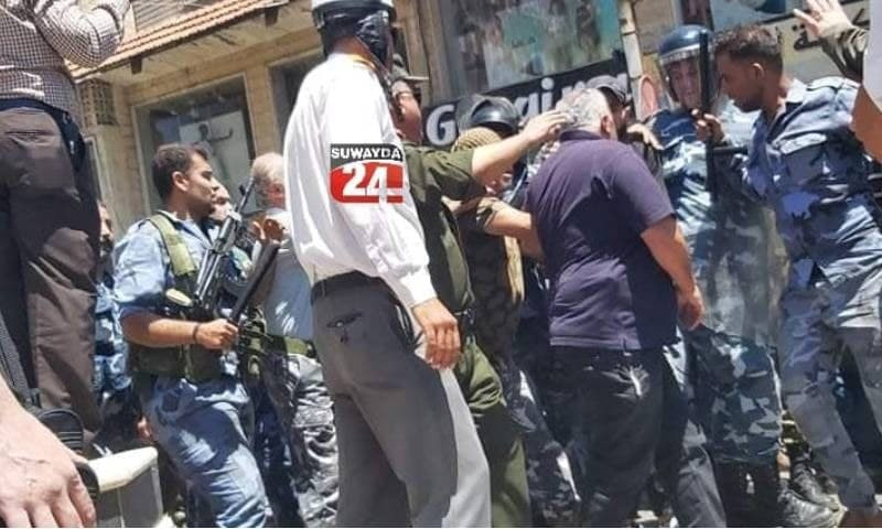 قوات النظام تعتقل مدنيين في ري...