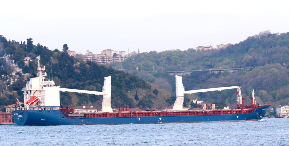 ناقلة بحرية سورية تعبر مضيق ال...