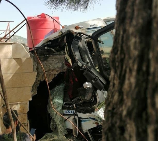 تدهور حافلة يتسبب بإصابة 15 طا...