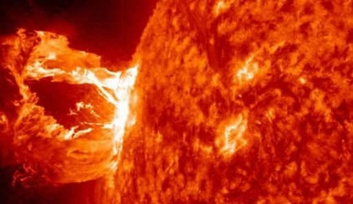 عاصفة شمسية تضرب الأرض