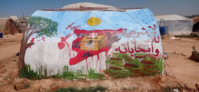 بطريقة فنية.. نازح يعبر عن رفض...