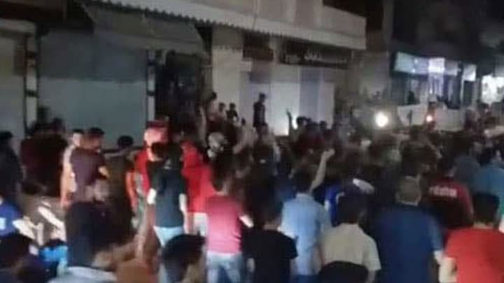 مزقوا صورة "الأسد".. جرحى مدني...