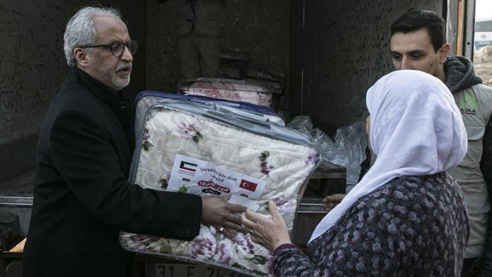 السفير الكويتي في تركيا يوزع م...