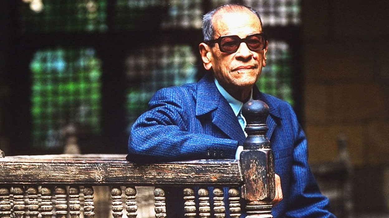 الأديب العالمي "نجيب محفوظ" في...