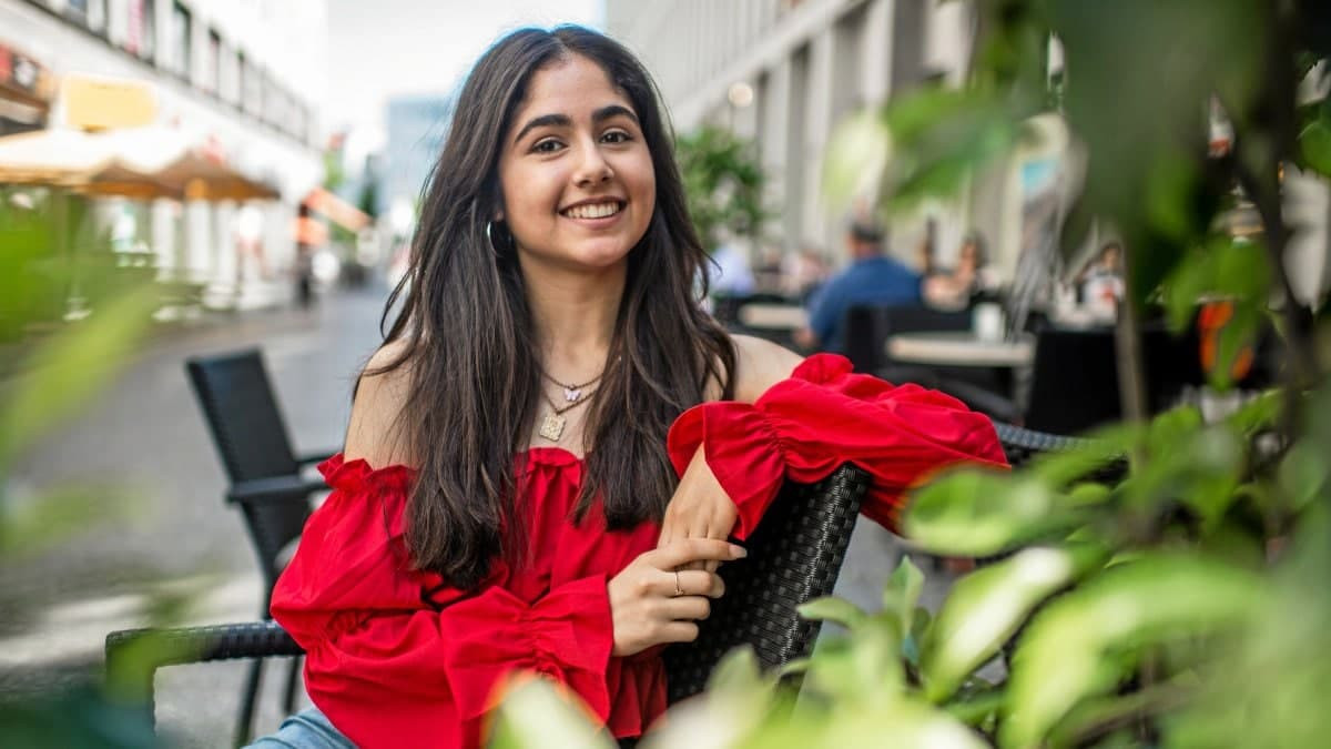 طالبة سورية تحصد العلامة التام...