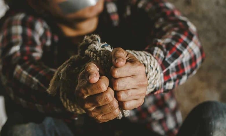 بعد أن أجبرت عائلته على دفع ال...