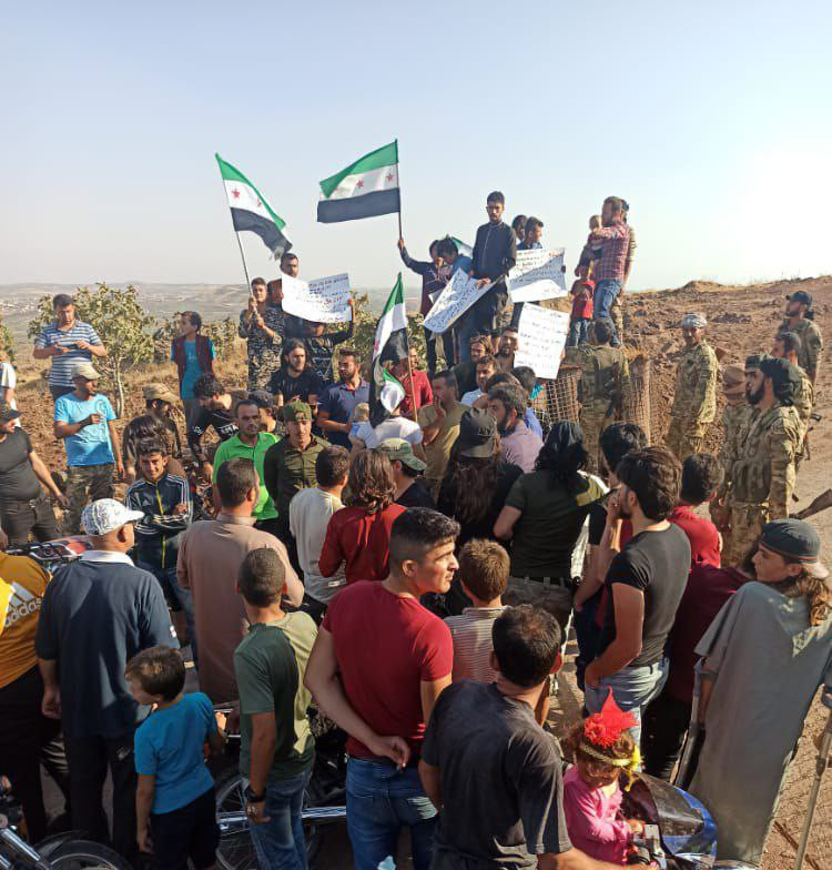 احتجاجا على قصف النظام.. مدنيو...