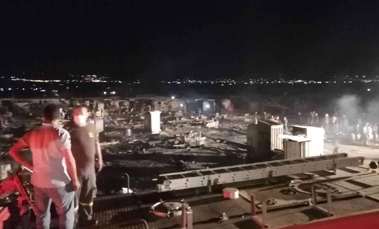 لبنان.. حريق يلتهم مخيما للسور...