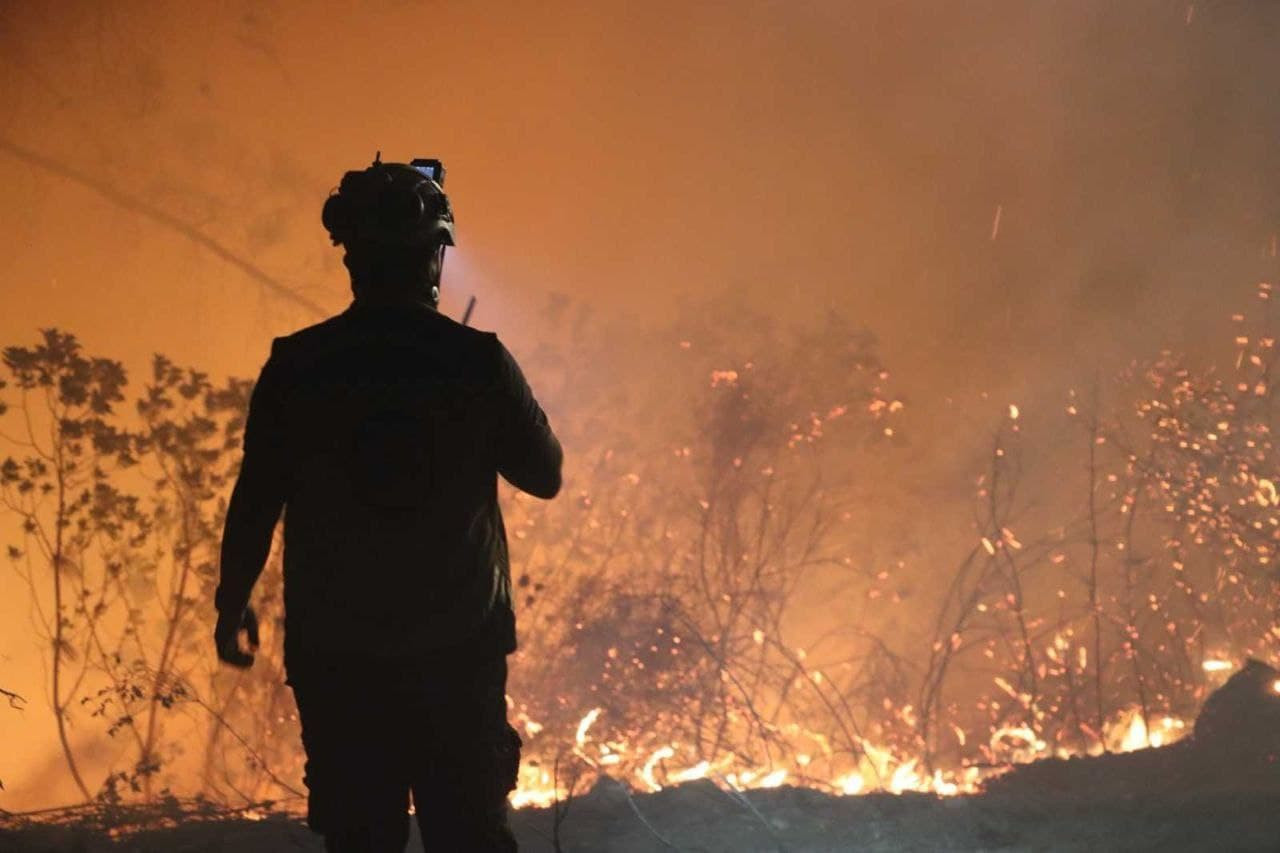 "الدفاع المدني" يواصل إطفاء ال...