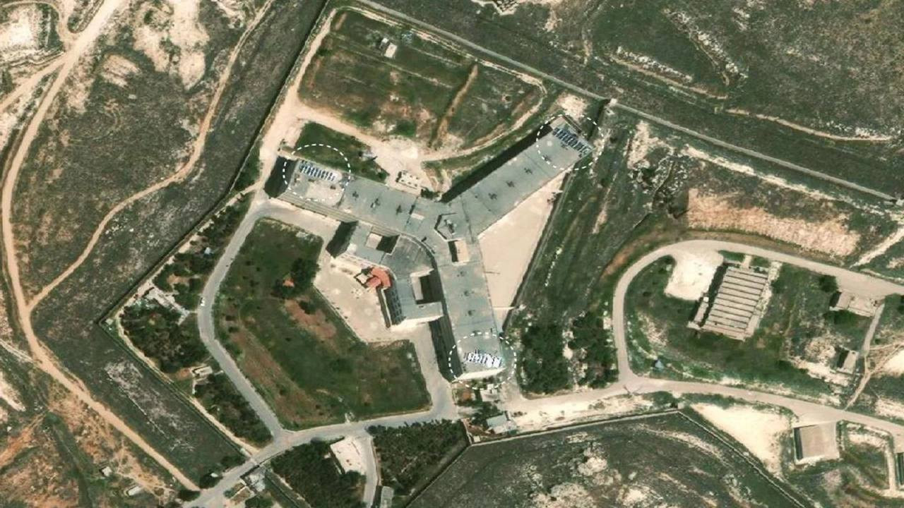 ألواح طاقة شمسية فوق "مسلخ صيد...