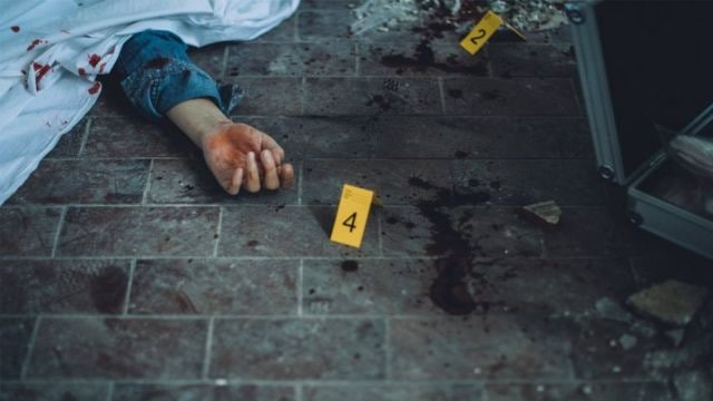 في حمص.. احتضن زوجته وطفله وفج...