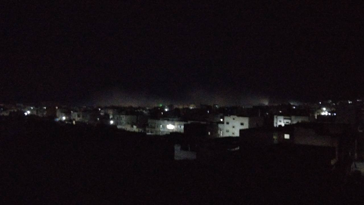 عشرات الجرحى بقصف صاروخي لقوات...