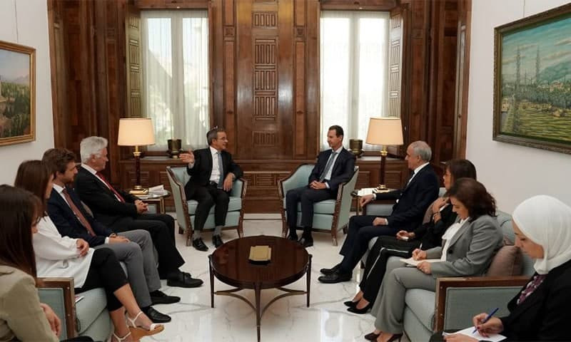 بشار الأسد يلتقي وفدا من حزب ف...