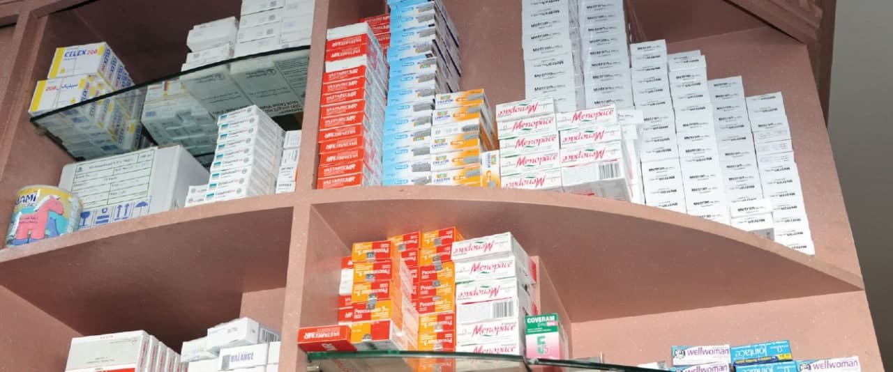 "نقيب الصيادلة" يقر بأزمة أدوي...