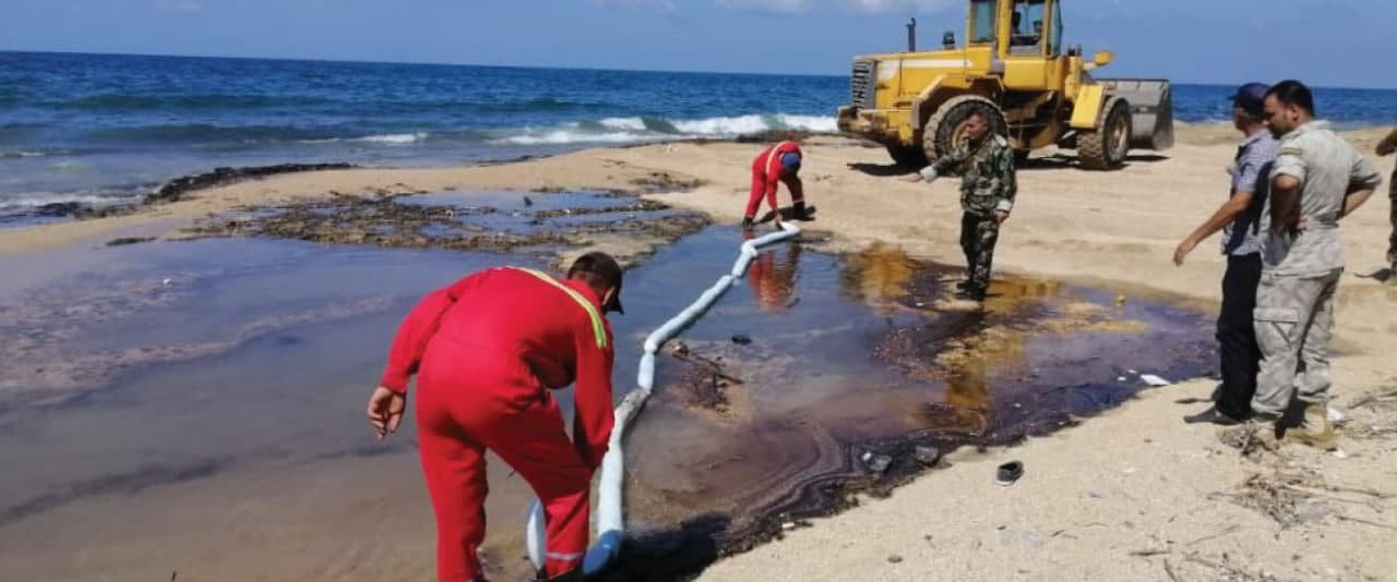 سبع بقع نفطية جديدة في شواطئ ا...