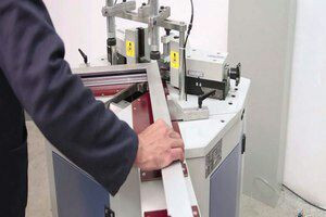 انقطاع الكهرباء يهدد حرفة اﻷلم...