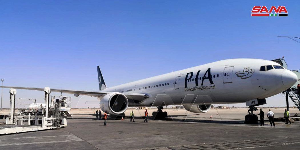 طائرة باكستانية تهبط في مطار د...