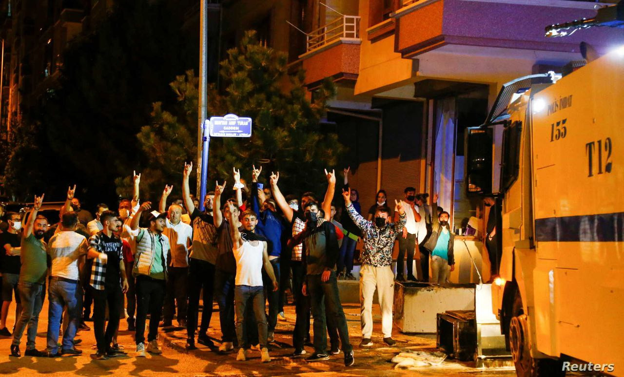 قرار تركي بهدم منازل للسوريين...