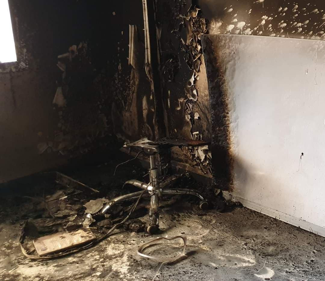 مجهولون يحرقون مكتب "الحزب الد...