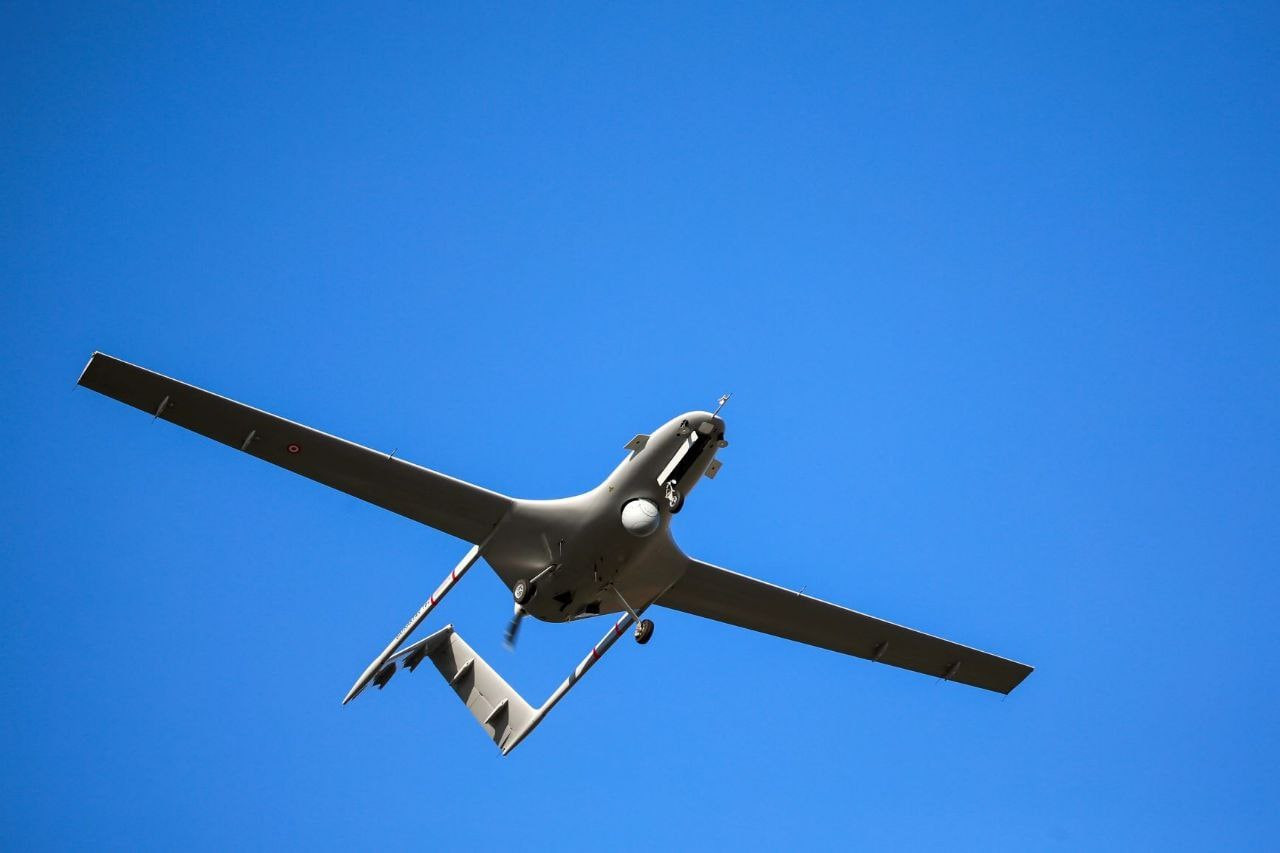 مسيرة تستهدف سيارتين بعين العر...