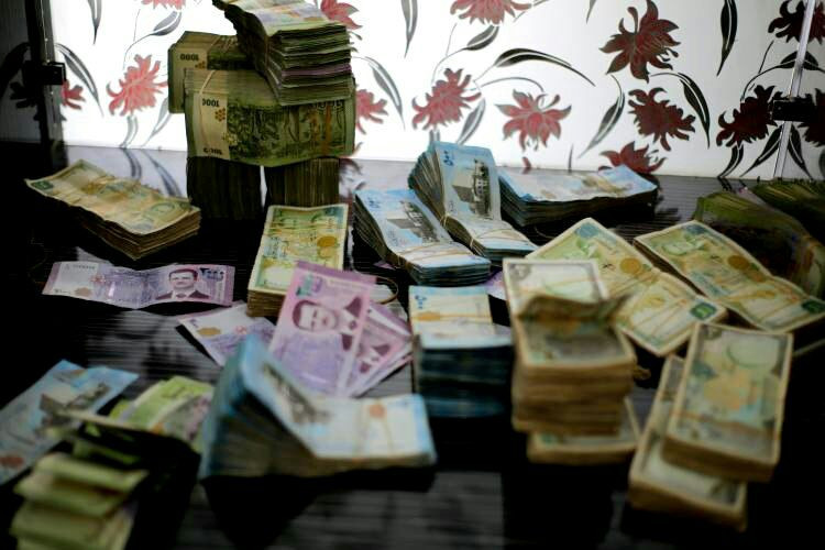 الليرة تواصل تراجعها أمام الدو...