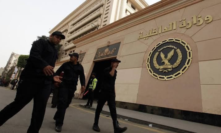 الكشف عن سبب ترحيل مصر لمواطن...