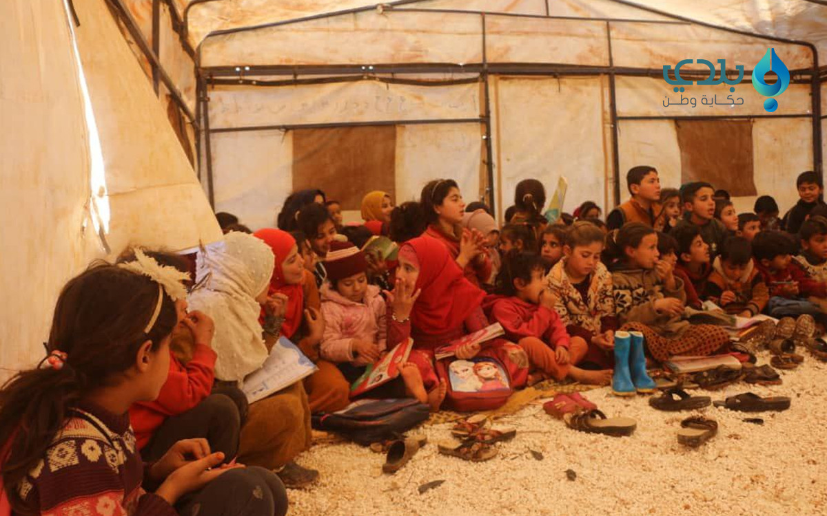 يجلسون على الأرض.. سكان يحولون...