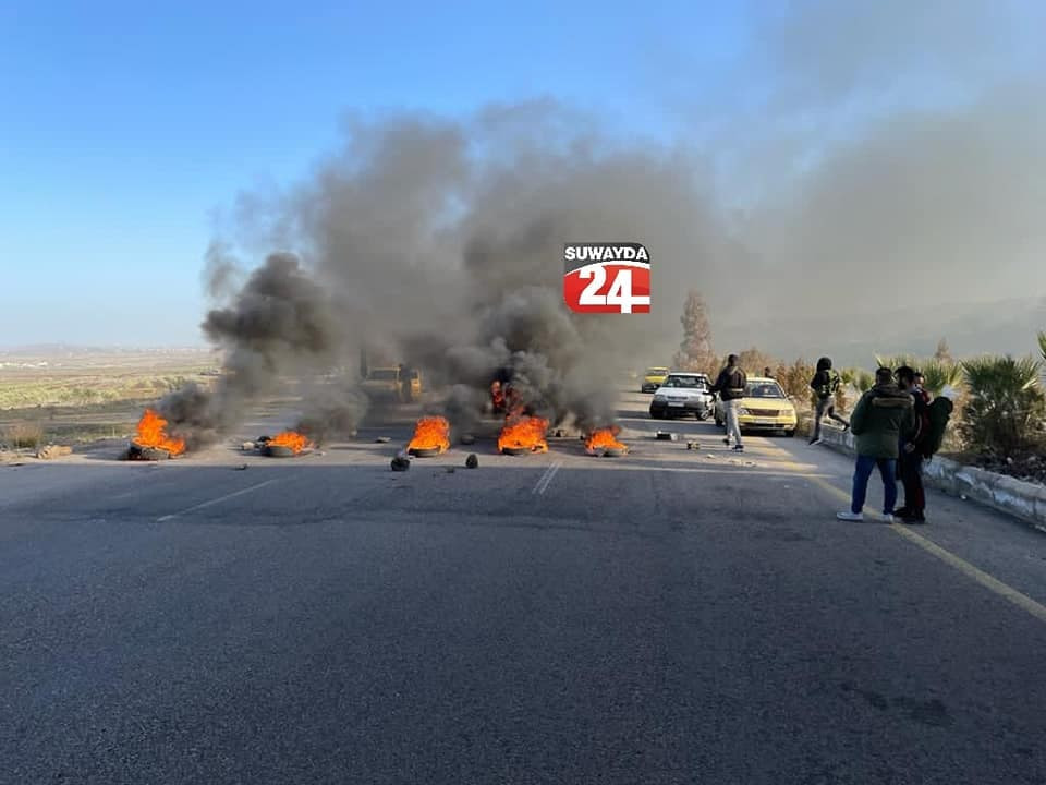 محتجون يقطعون طريق السويداء دم...