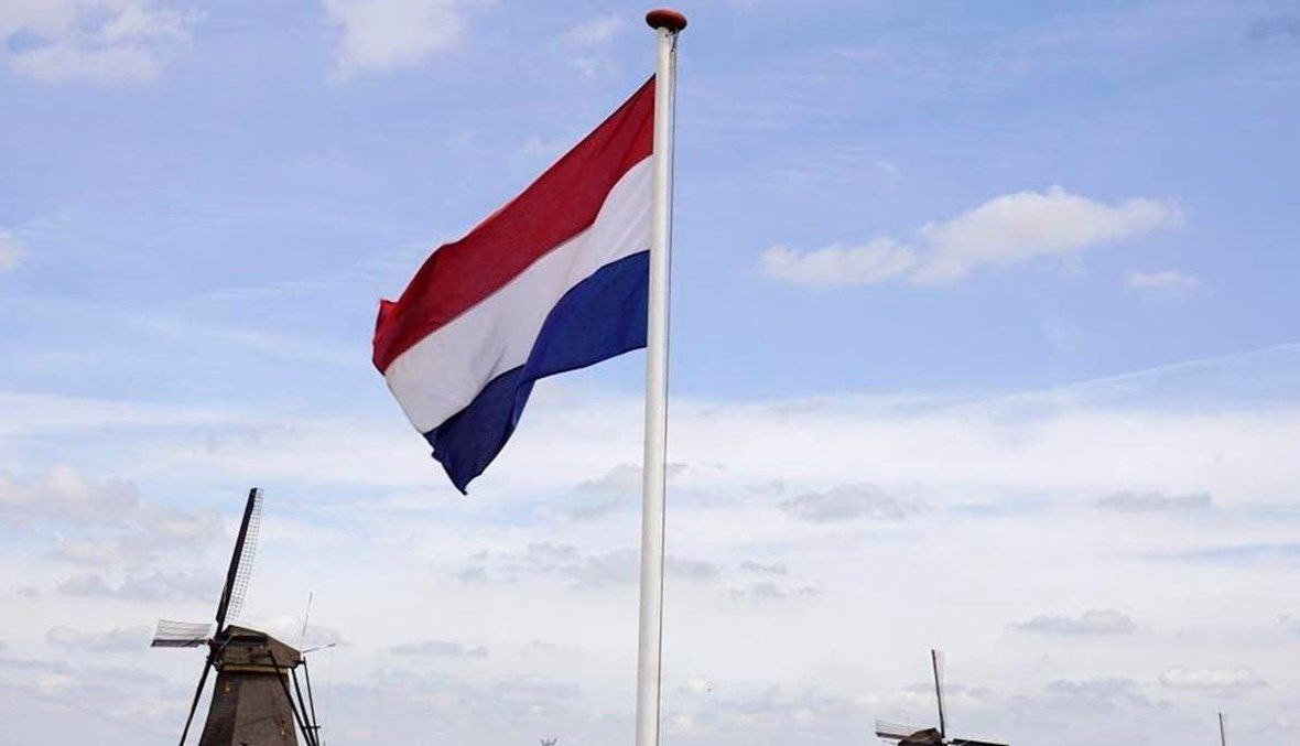 هولندا تستعيد 5 نسوة وأطفالهن...