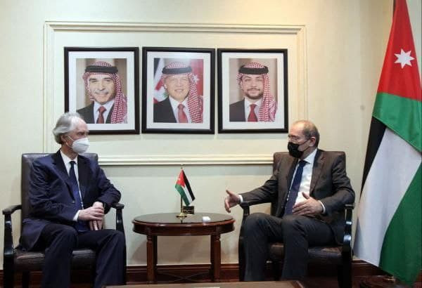 الصفدي يجتمع مع بيدرسون لبحث ا...