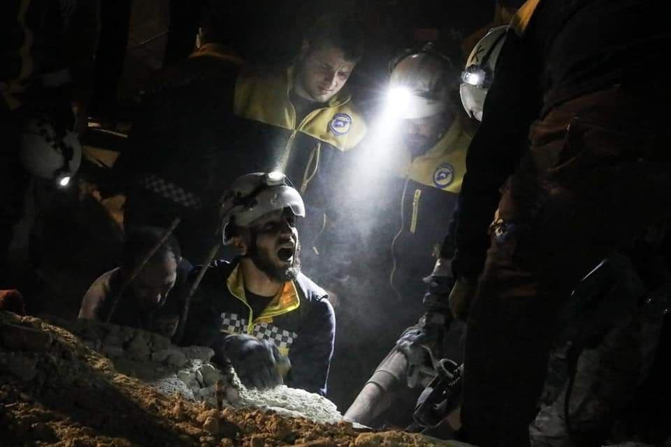 وفاة ثلاثة أطفال وأمهم بانهيار...