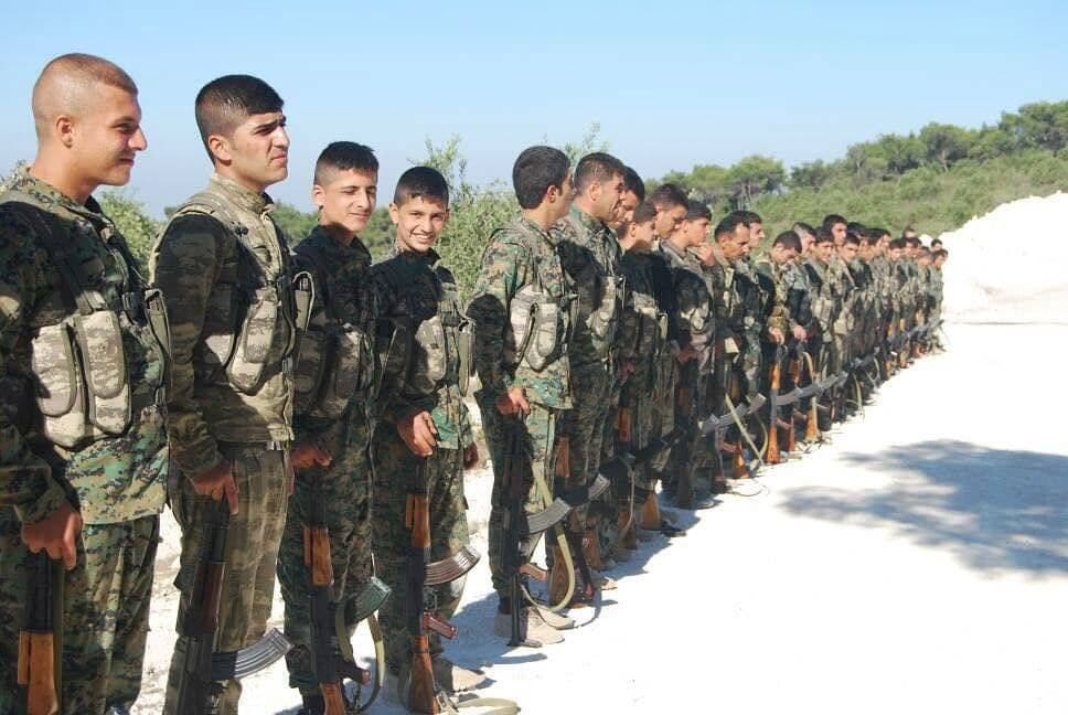 قسد تنقل 45 طفلاً من الرقة إلى...