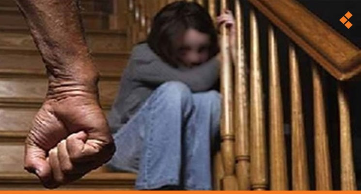 بمشاركة زوجها.. أم تعذّب طفلته...