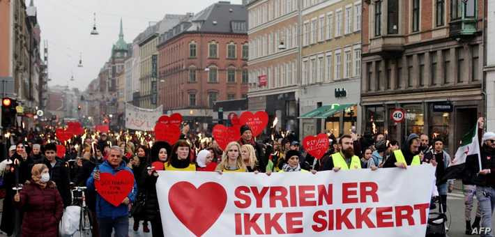 لاجئون سوريون يواجهون الاحتجاز...