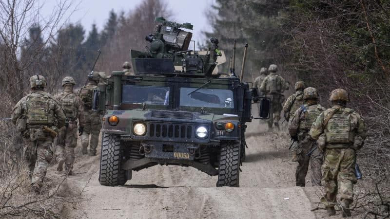 قيادي ينفي إرسال مقاتلين من ال...