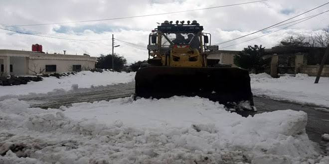 إسعاف امرأة حامل بجرافة في الل...