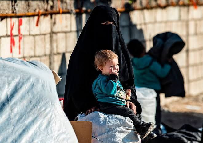 وفد بريطاني يتسلم طفلين من عوا...