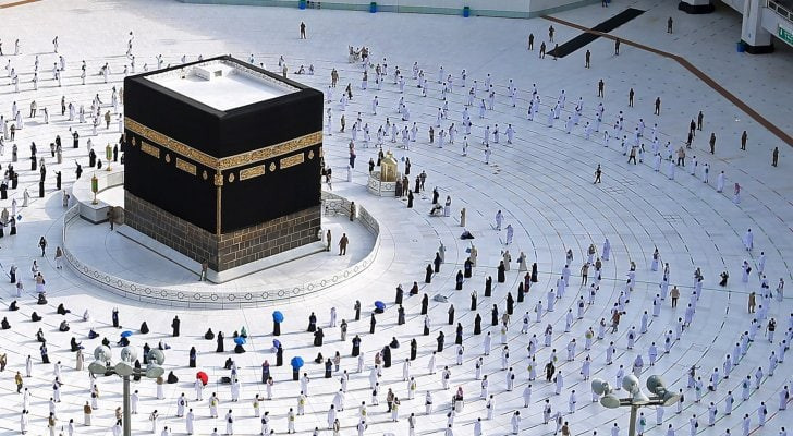 السعودية ترفع عدد الحجاج إلى م...