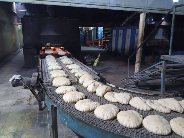 "الأسايش" تحاصر مخبزا للنظام ف...