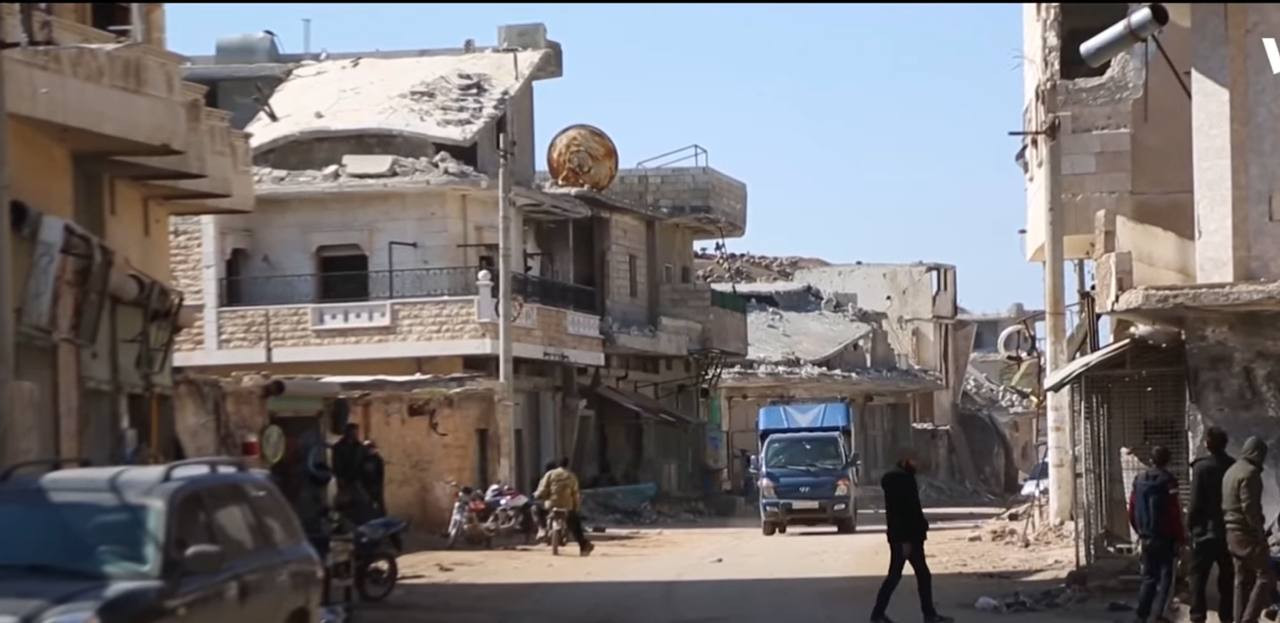 سوريون يعيشون في بلدة مدمرة عل...