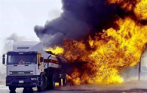 "قسد" تستهدف حمولة نفط للنظام...