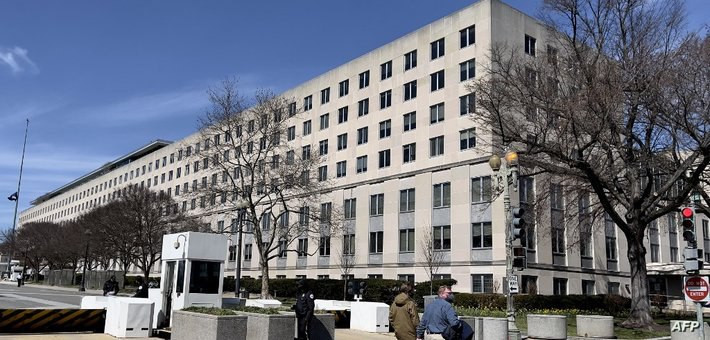 واشنطن تدرج خمسة أشخاص على لائ...