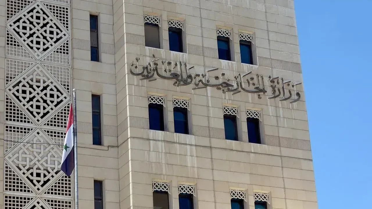 خارجية النظام تعلّق على غارات...