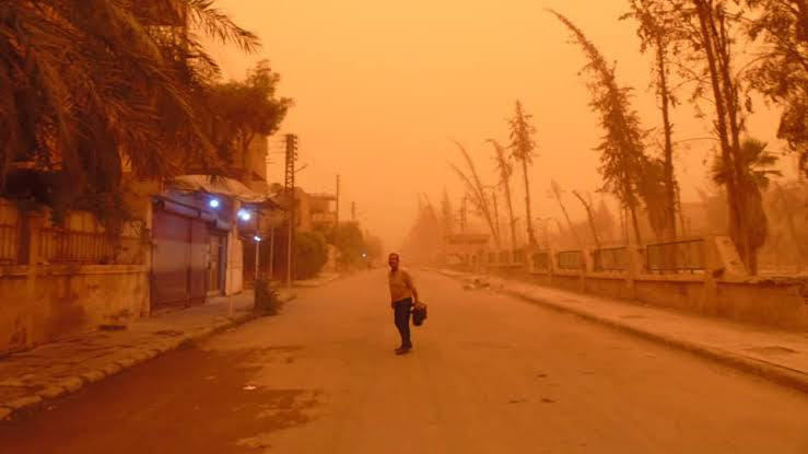 عشر وفيات جراء العاصفة الرملية...